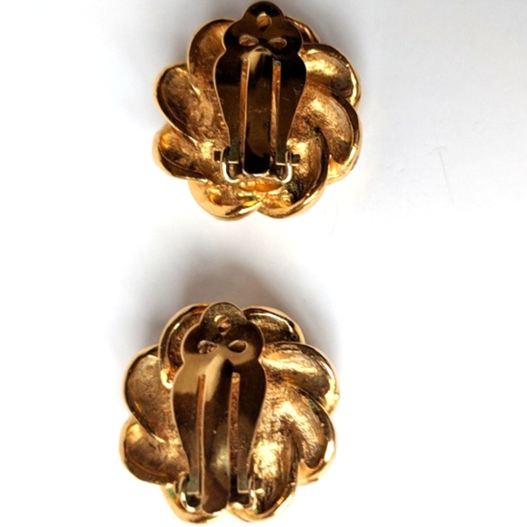 Vintage Chanel clip on earrings - Picture 3 of 6
